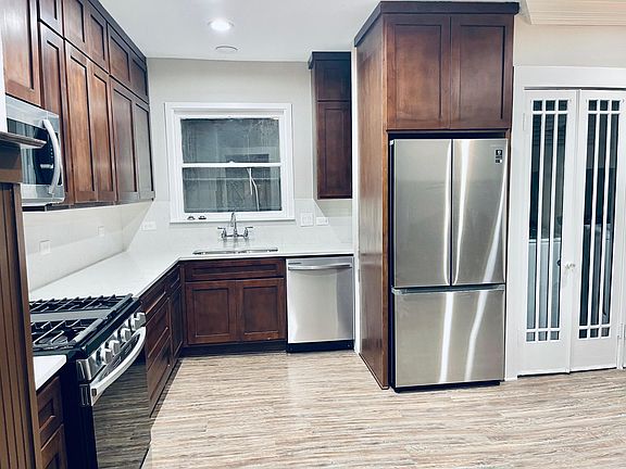 3rd image of 216 W Mistletoe Ave Unit 1