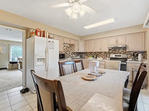9301 W Ballard Rd APT B, Des Plaines, IL 60016