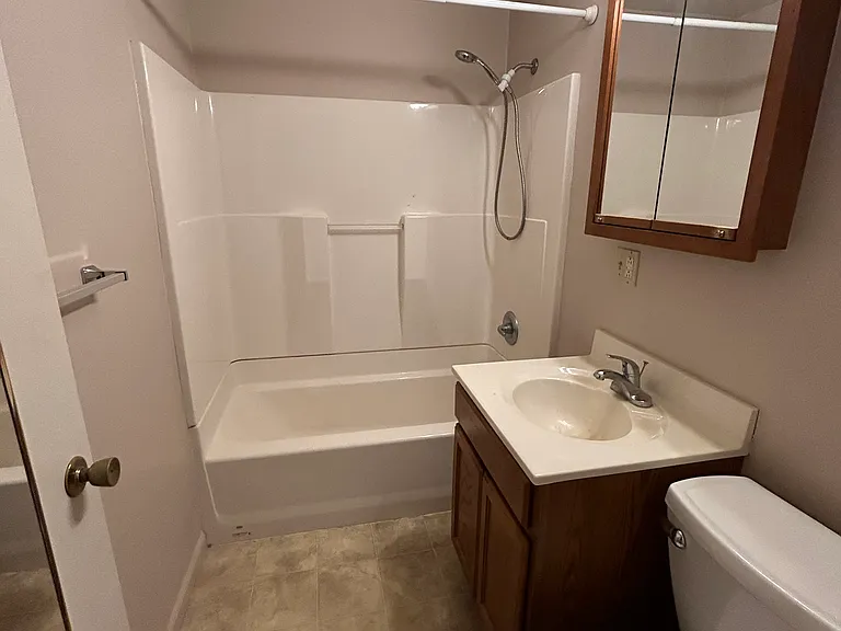1366 Robinhood Ln — Photo 4