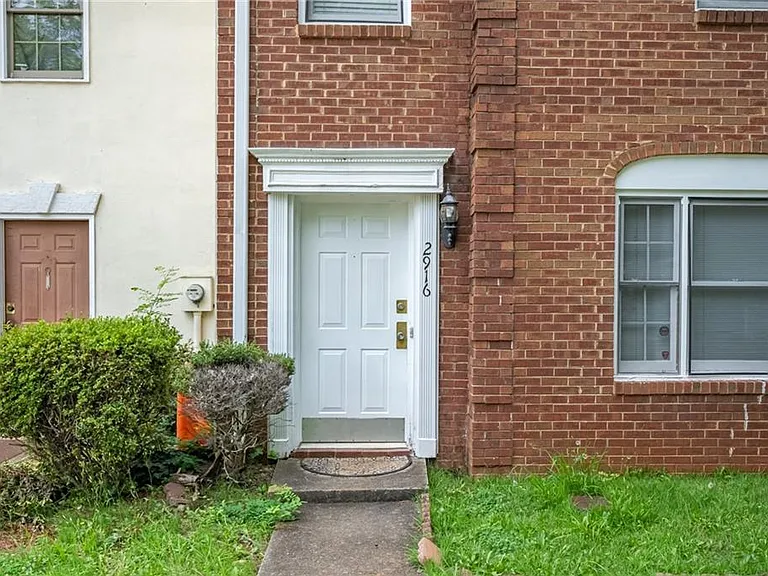 2916 Governors Ct — Photo 3
