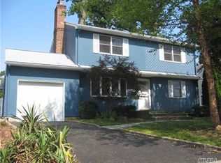 10 Leuce Pl, Glen Cove, NY 11542