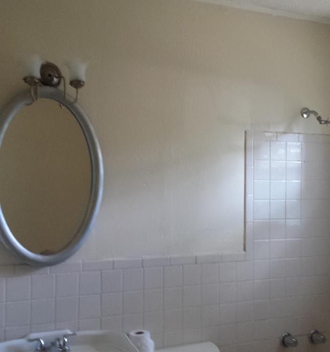 1st image of 215 W Hanna Ave