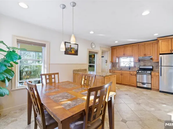 424 Lester St, Leonia, NJ 07605