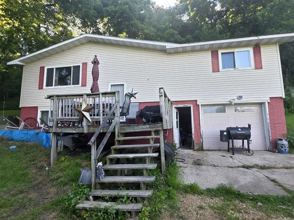 9866 Rattlesnake Rd, Cassville, WI 53806