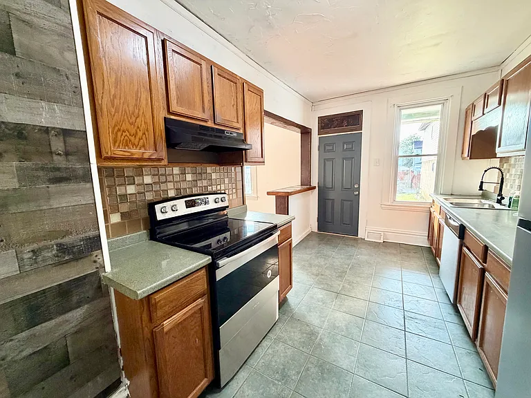 135 Hamilton Ave — Photo 2