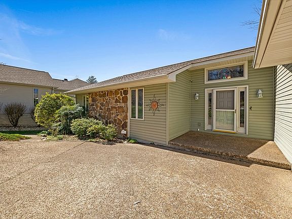 3rd image of 127 Meadowview Dr