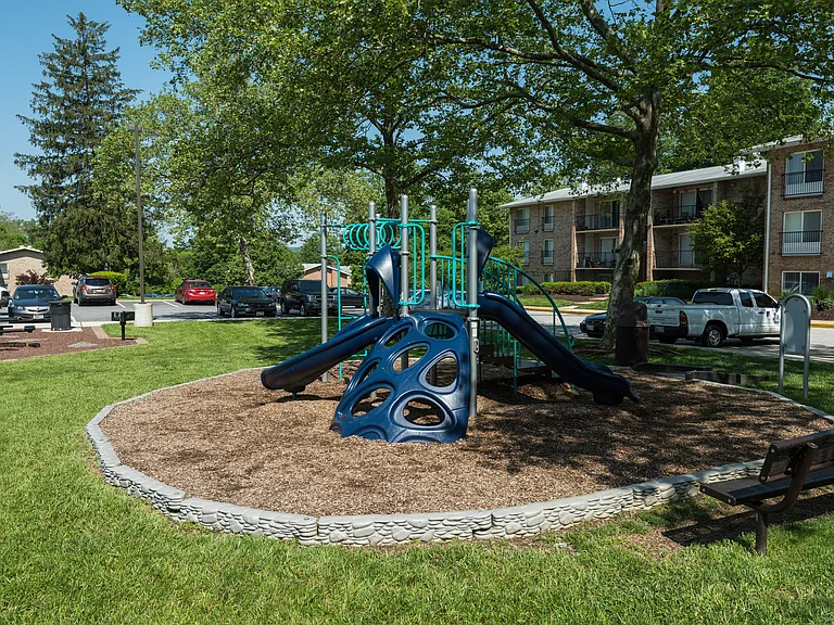 Hampton Manor Apartments & Townhomes — Photo 24