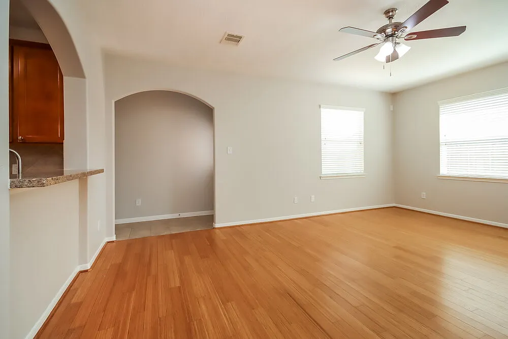 4 bed, 2.5 bath, 2718 sqft, $2,345 — Photo 4