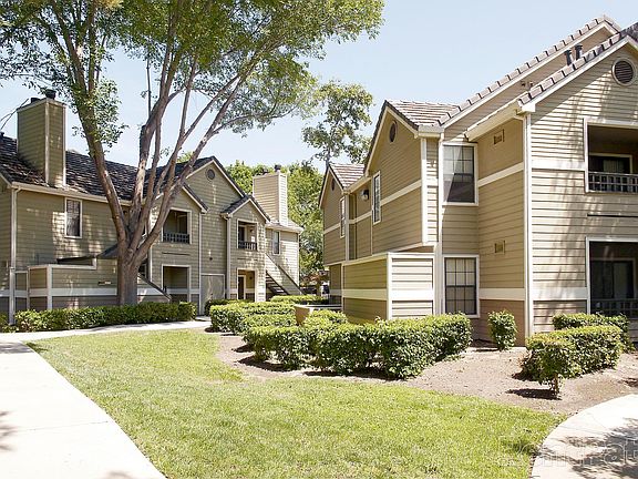 2nd image of 1060 Lake Front Dr APT 816
