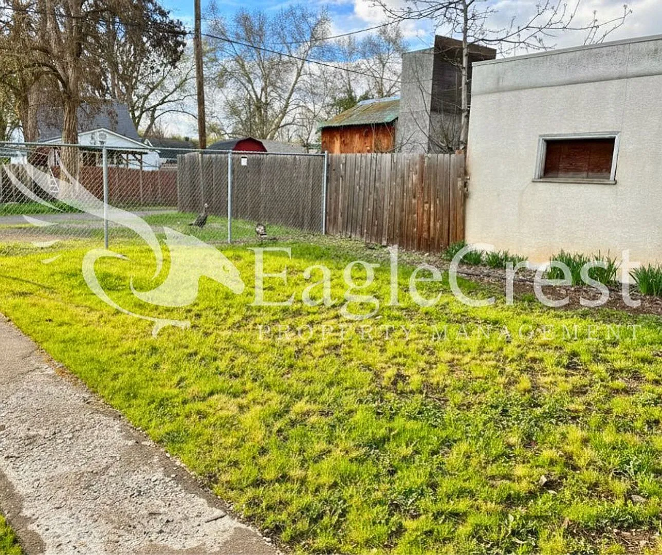 Charming 3BR Home with Spacious Yard & Bonus Living Space! $200.00 OFF 2nd Month Rent!! — Photo 4