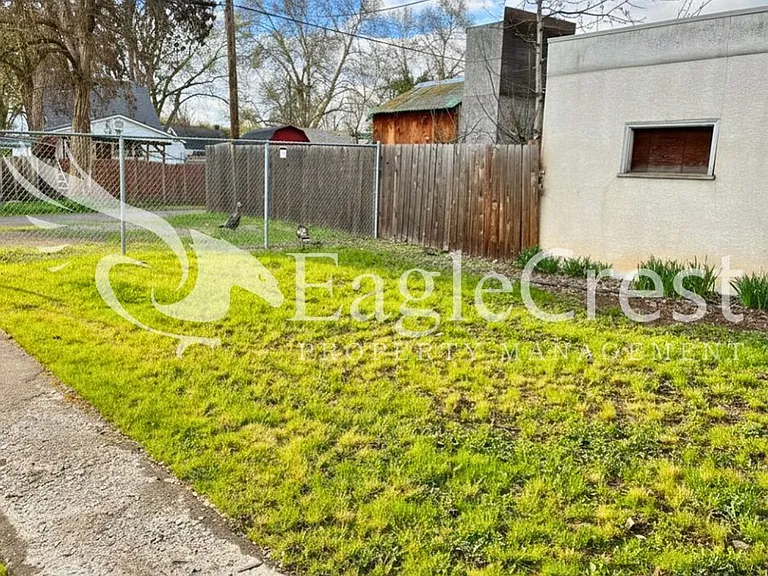 613 Locust St — Photo 4
