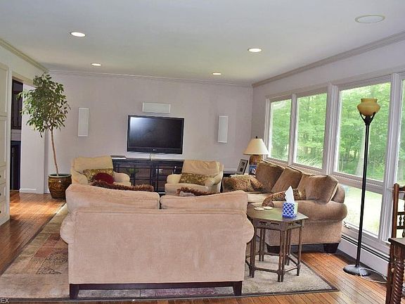 3rd image of 160 Meadowhill Ln