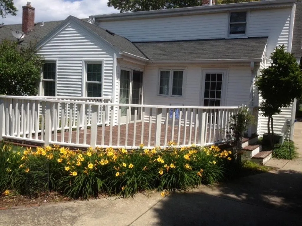 N Idlewild Ave, Whitefish Bay — Photo 3