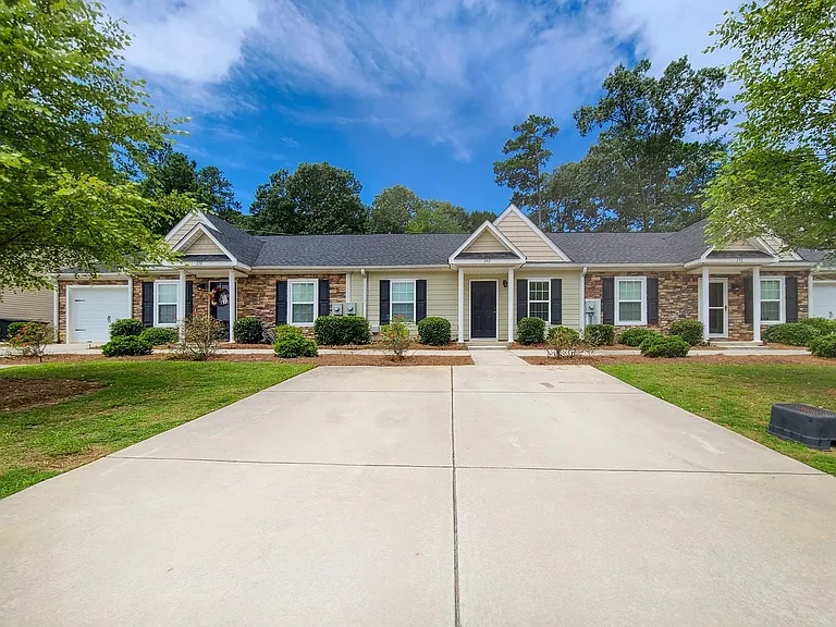 242 Haley Dr — Photo 2