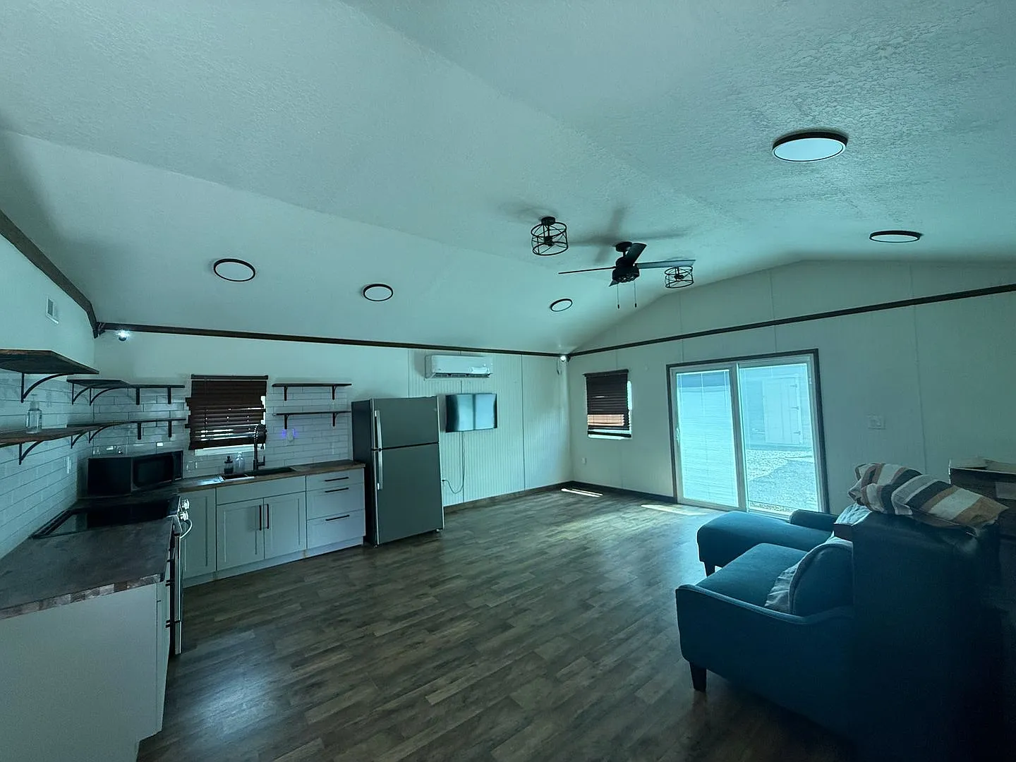 Manufactured home. Updated with a modern touch — Photo 3