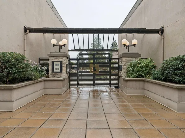 1500 Ostler Ct #602, North Vancouver, BC V7G 2S2