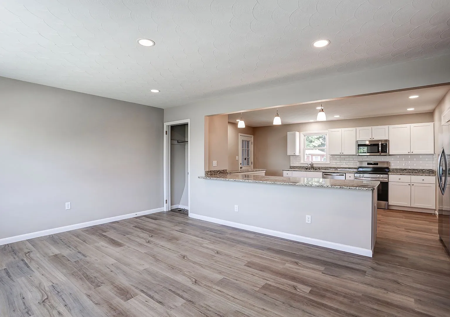 Beautifully remodeled 3 Bedroom. — Photo 3