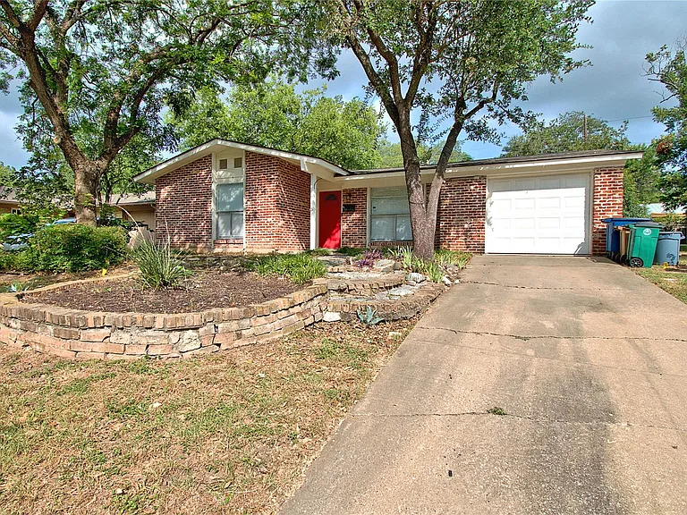2604 Sherwood Ln — Photo 1