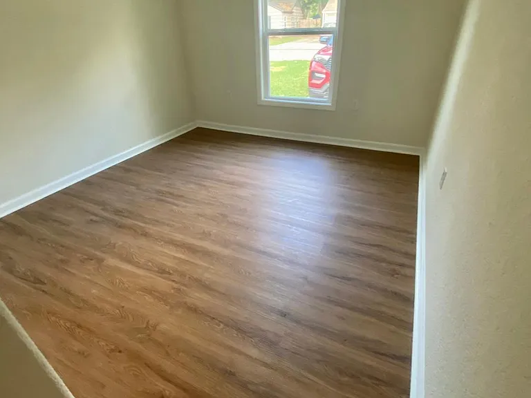 220 Laurel St — Photo 11