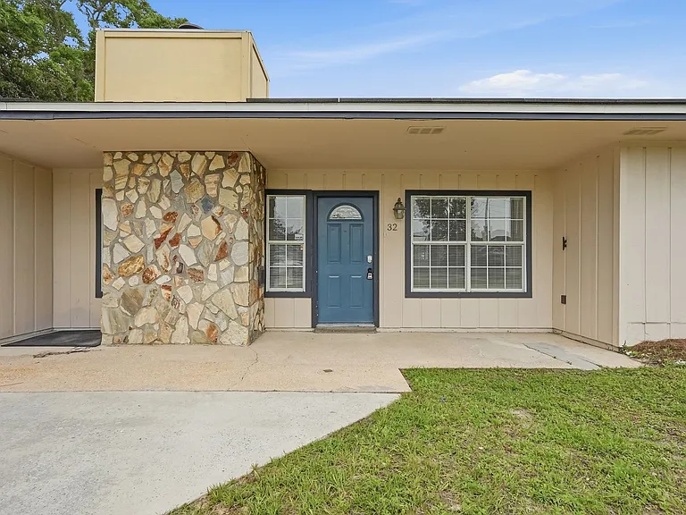 32 Cascabellas St — Photo 4