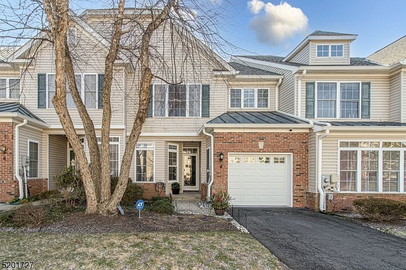 1st image of 4 Stevens Ln