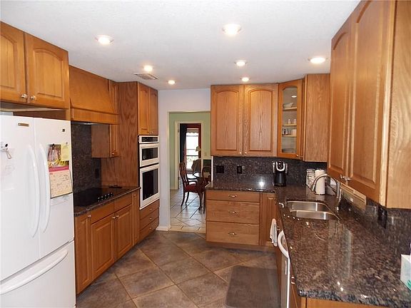 3rd image of 656 Colonial Dr