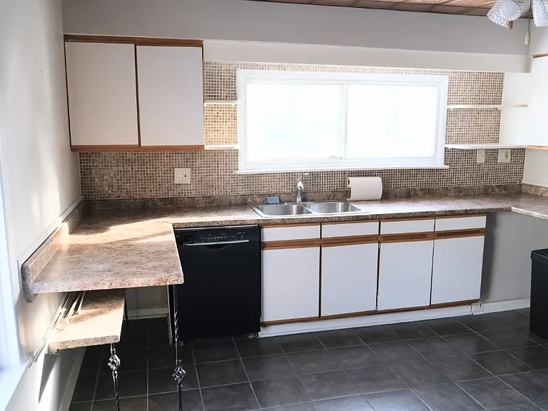 41 Sylvia Ave #2 — Photo 5