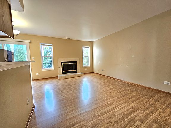 4th image of 227 Newbury Dr #227