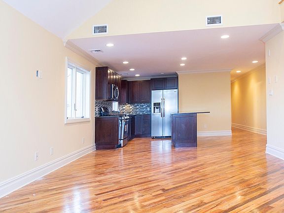 4th image of 612 East Broadway