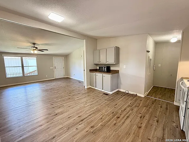 319 E Zipp Rd — Photo 3