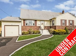 529 S Dyre Ave, West Islip, NY 11795