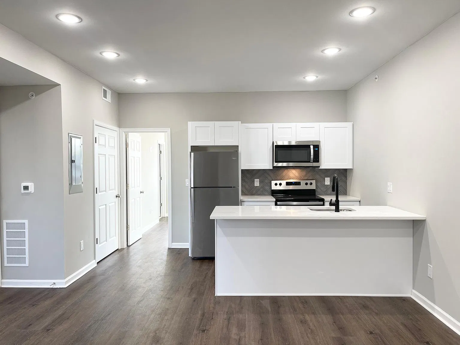 1 bed, 700 sqft, $1,700 — Photo 2