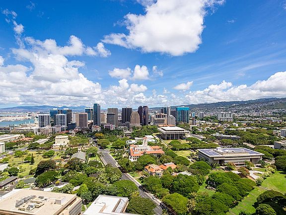 Walk to Downtown and Chinatown