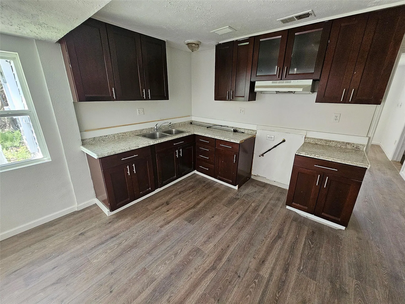 4 bed, 2.0 bath, 1800 sqft, $2,000 — Photo 3