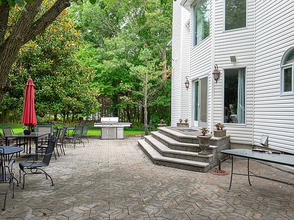 2nd image of 1806 Hidden Pond Ln