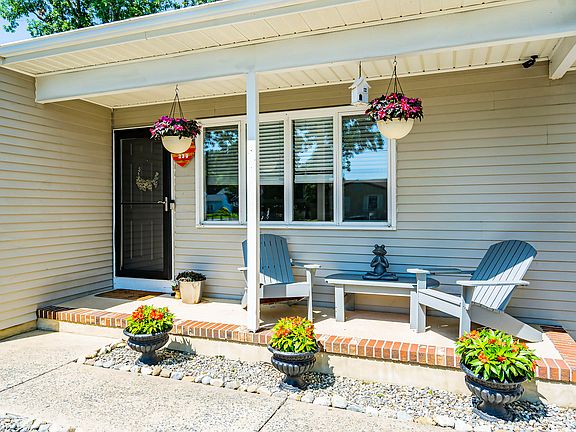 3rd image of 230 Dogwood Ln