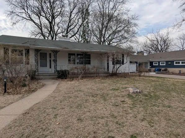 1 Parkwood Dr, Davenport, IA 52803