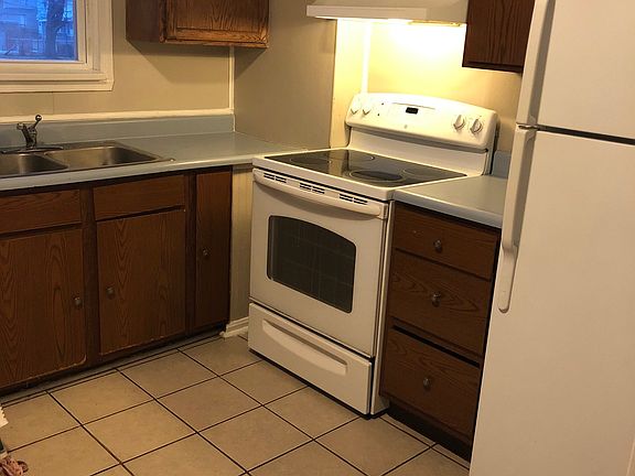 5th image of 223 Summer St