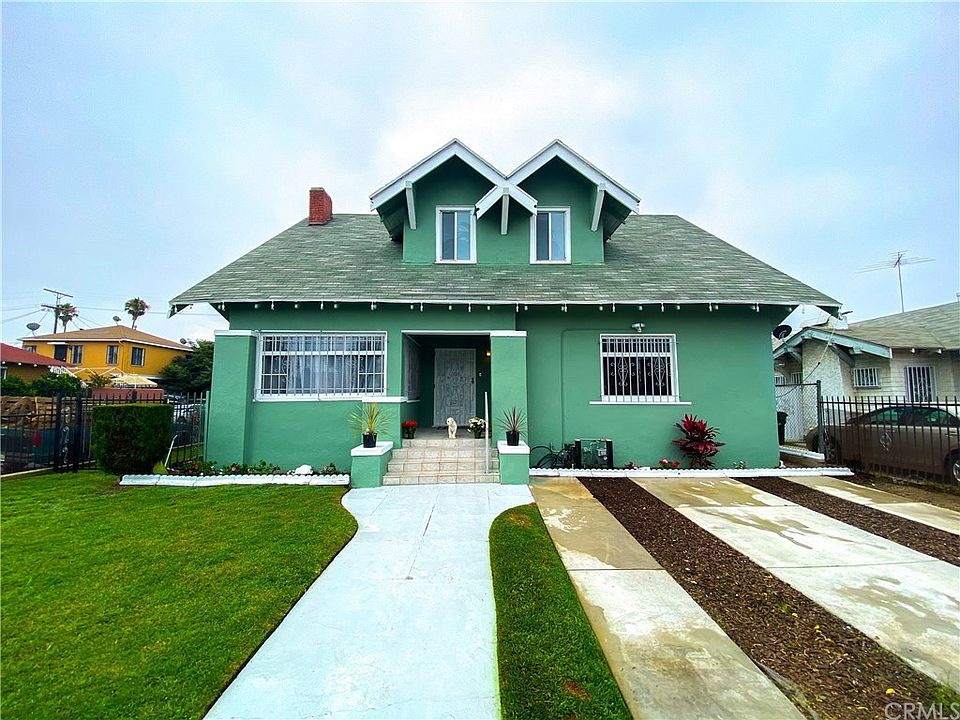 1st image of 1302 W 40th Pl