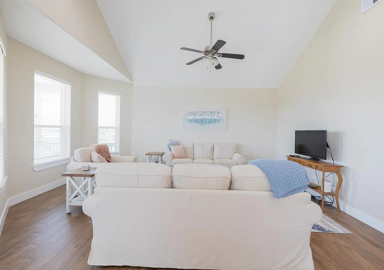 Fully furnished 3 bed 2 bath — Photo 4