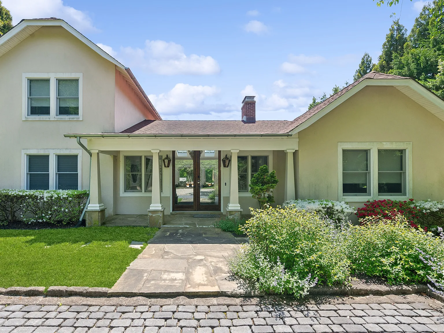 Southampton Village Four Bedroom with Pool and Pool House — Photo 3