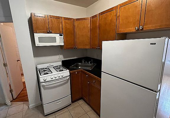 2nd image of 226 E 83rd St APT 10