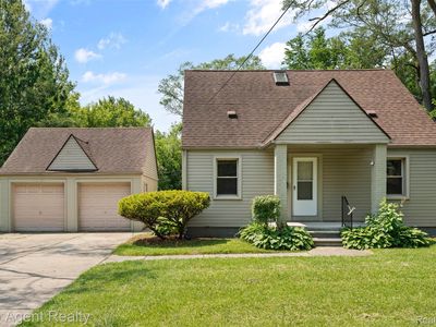 19330 Eastwood Dr, Harper Woods, MI, 48225