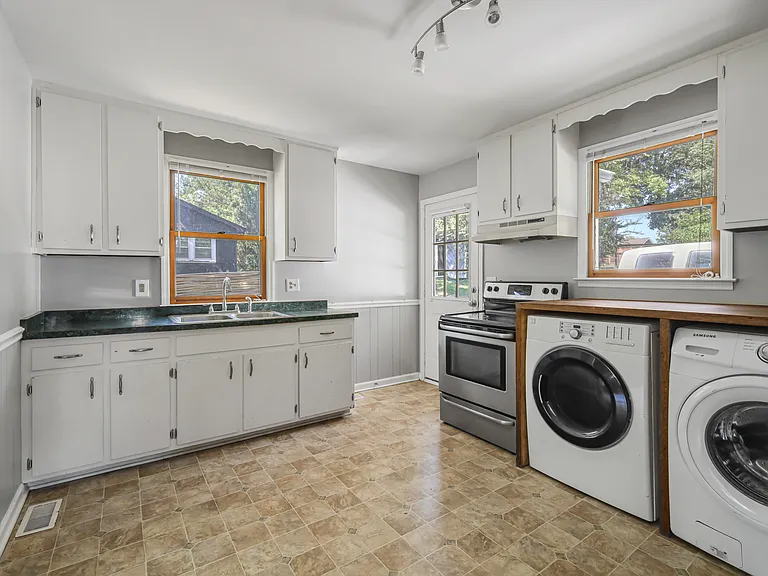 320 Oak St — Photo 9