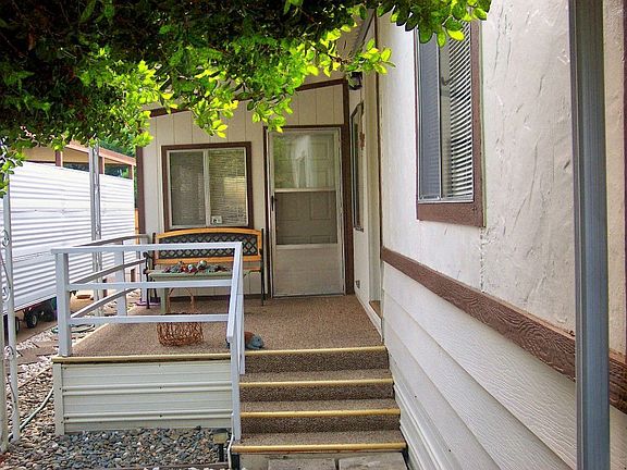 Screened-in deck