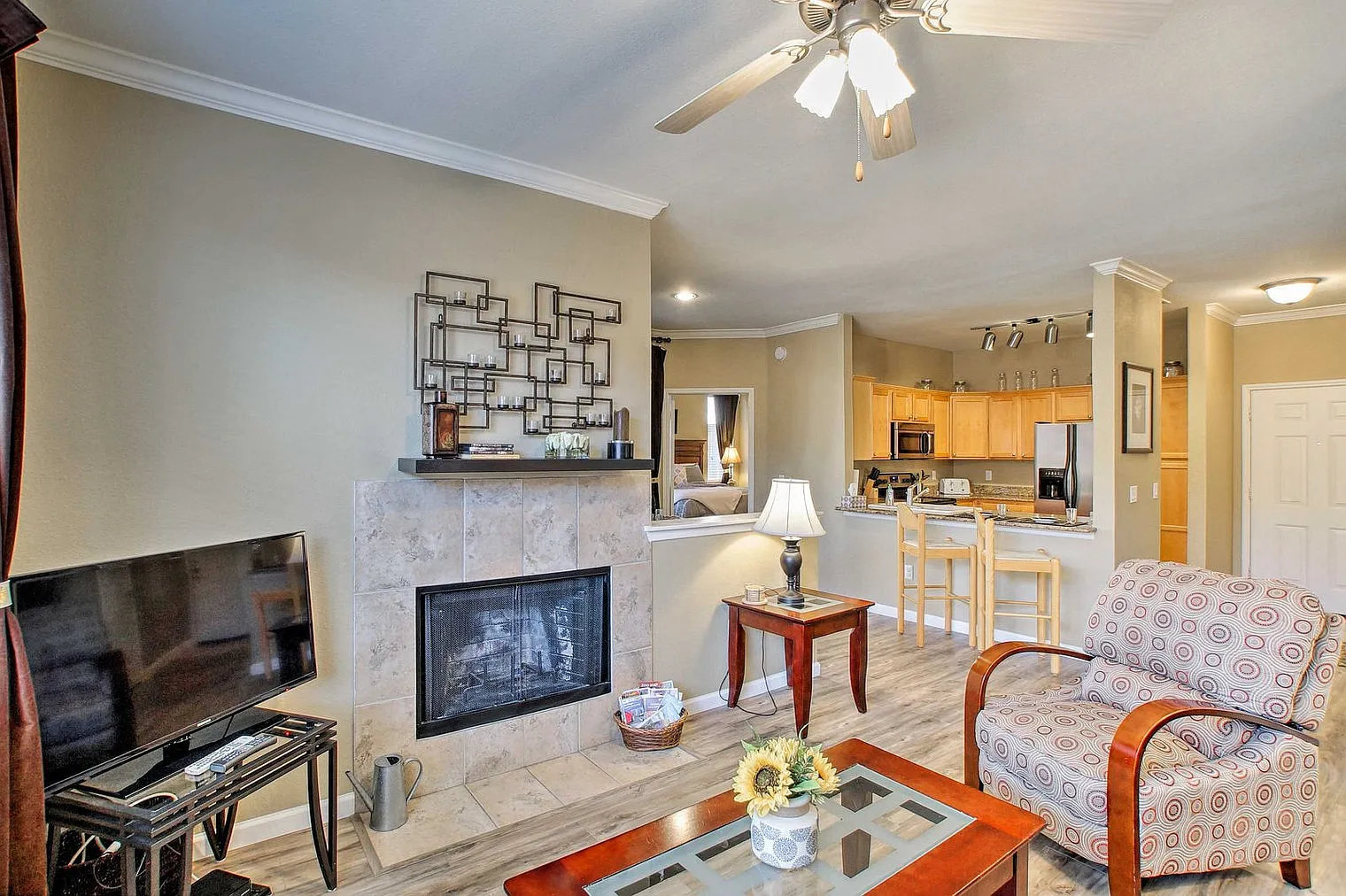 3 bed, 2.0 bath, 1259 sqft, $3,290 — Photo 2