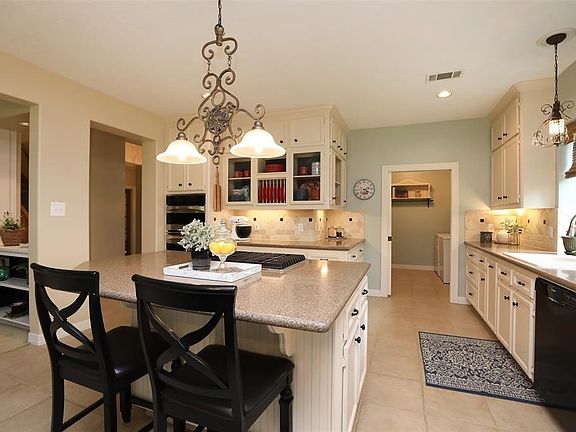 Kitchen with Stainless appliances, Gas cooktop, Granite and tons of cabinets!