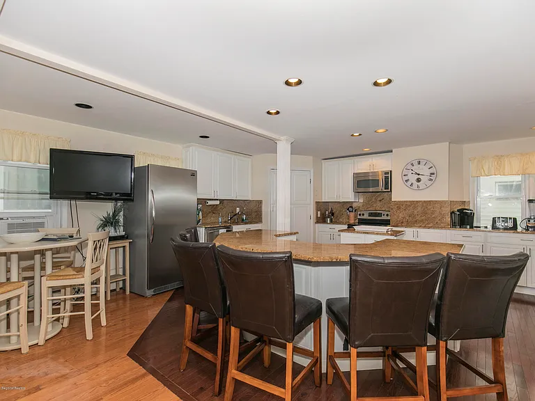 18 Ocean Ave — Photo 13