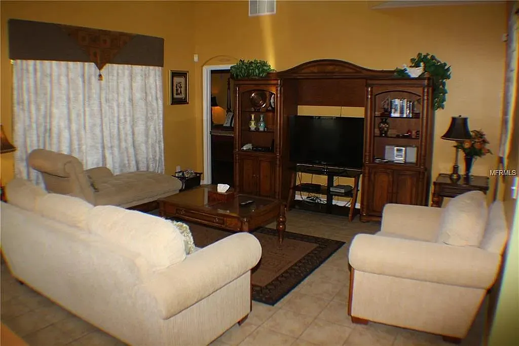 7 bed, 3123 sqft, $3,500 — Photo 4