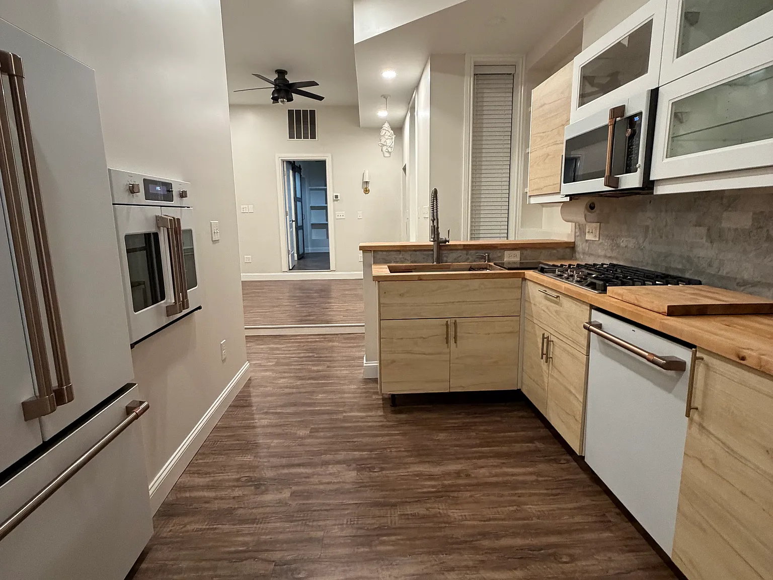 2 bed, 1.5 bath, 864 sqft, $2,000 — Photo 3